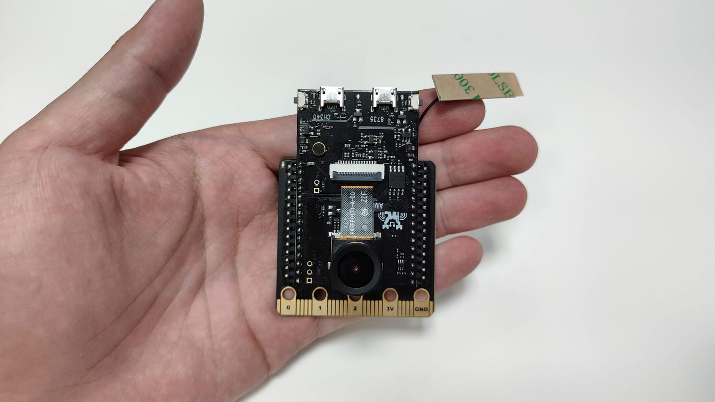 安裝好後鏡頭這邊為正面,OLED 那邊為背面。