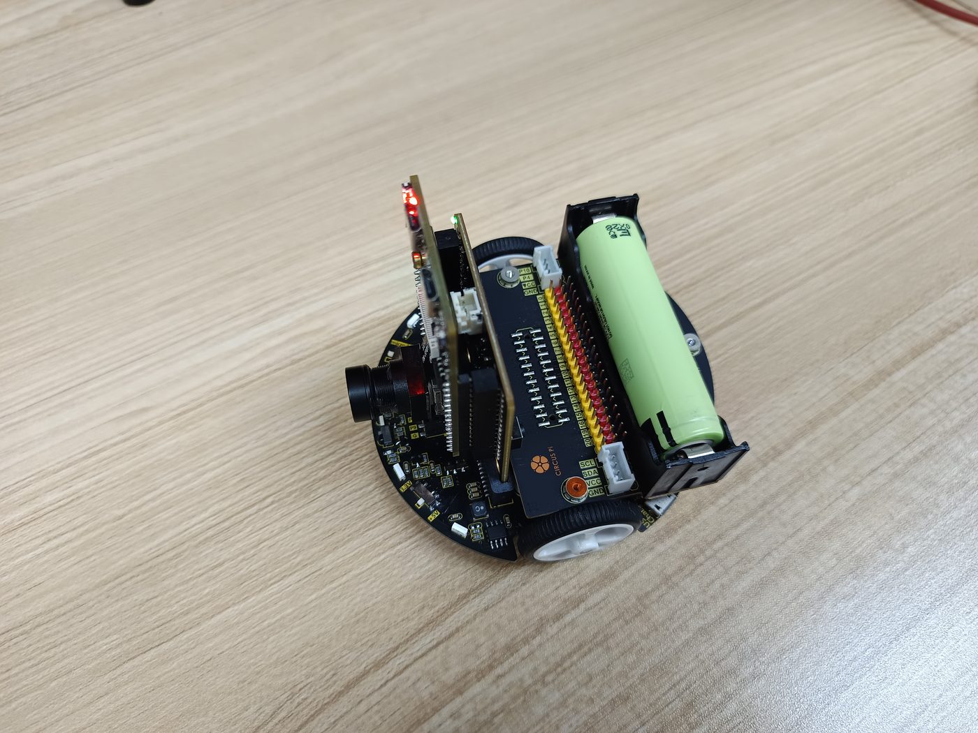 完成後移除Micro USB 線,並打開登月小車的電源,看看車子是否依照程式邏輯動作,前進—>後退—>停止。