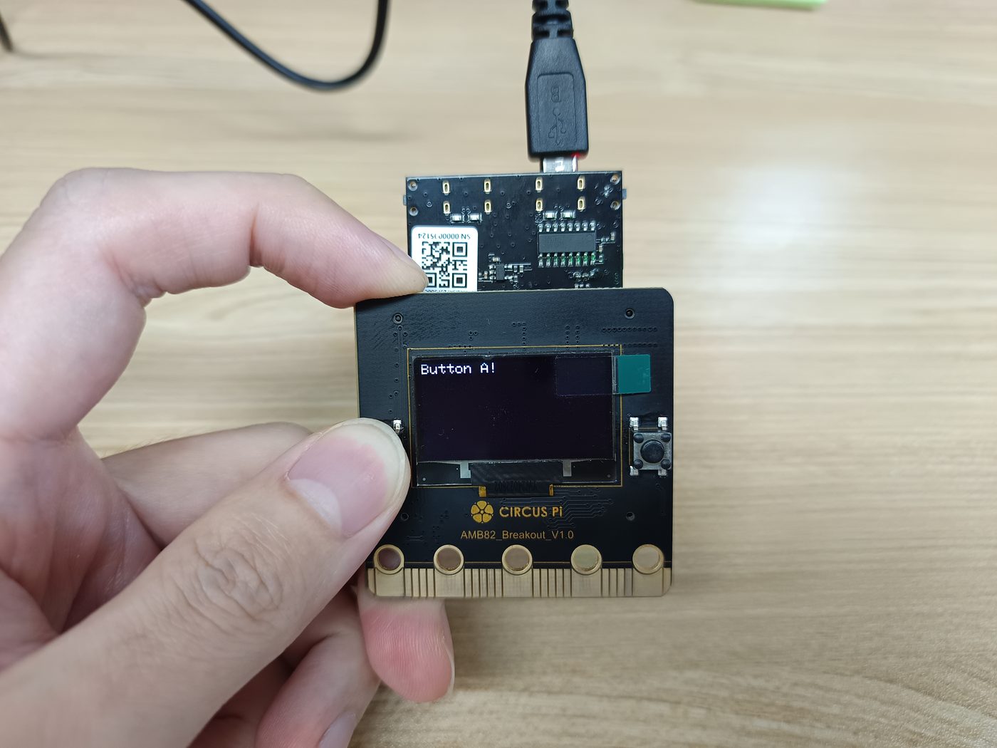 透過Arduino IDE 將程式下載到AMB82 MINI,試著按按兩個按鈕並觀察OLED。是否如程式邏輯那樣,按下按…