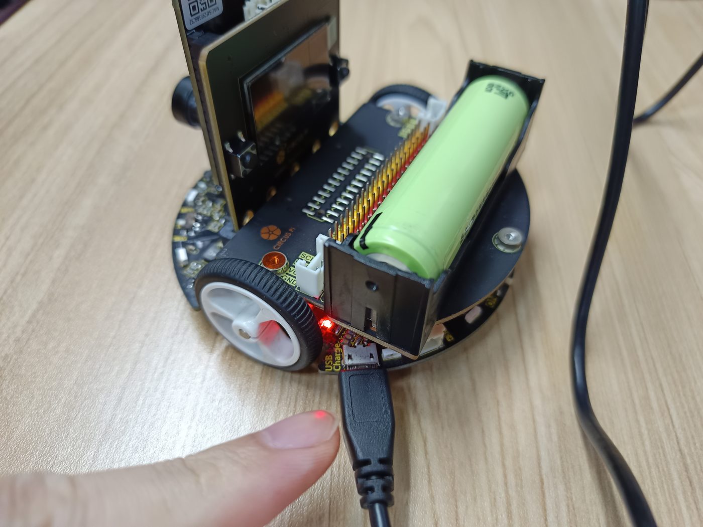充電方法很簡單,只要將Micro USB 這頭接到車子上面的Micro USB 插孔,另一端USB 頭插到你常用的手機豆…